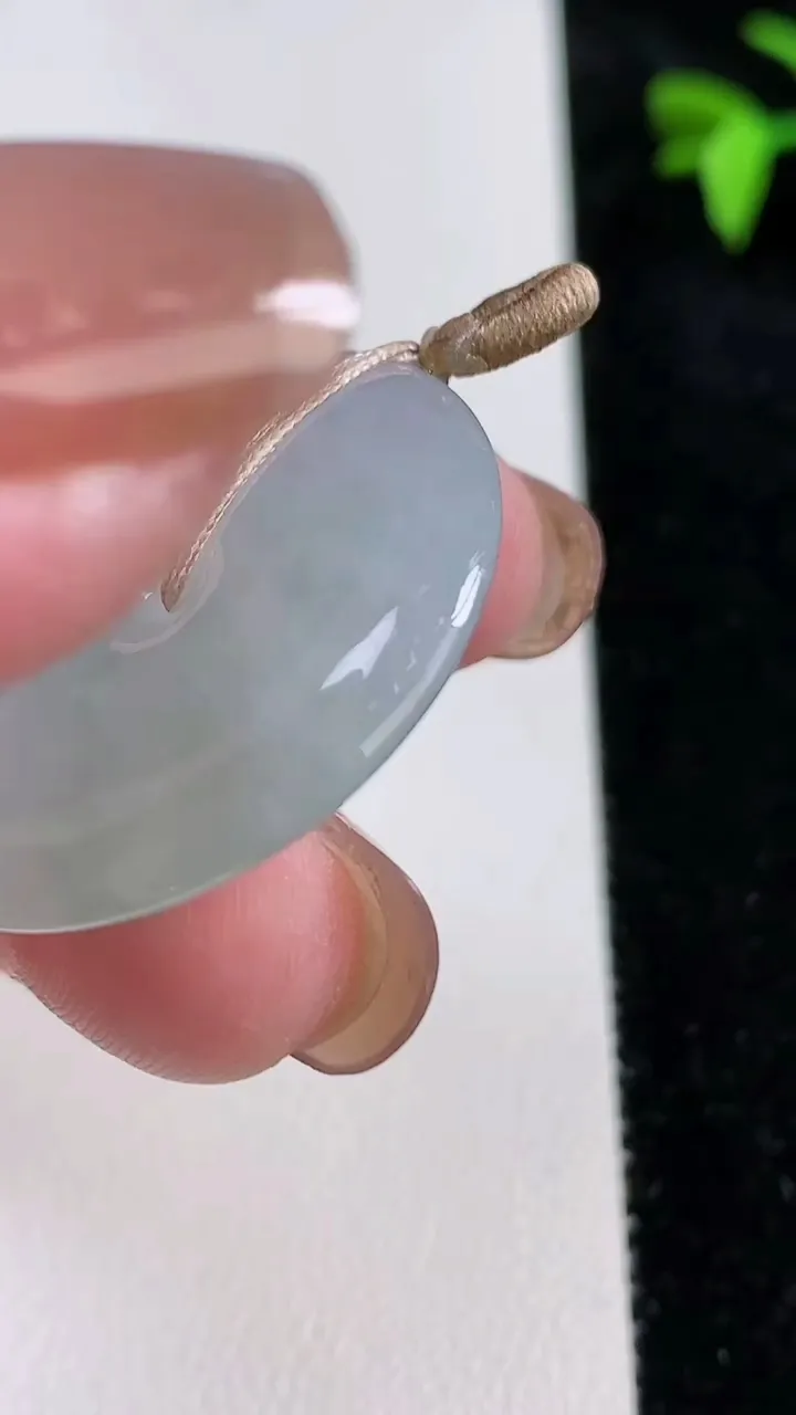 天然A货翡翠平安扣吊坠，尺寸31-5.6，重量:11.87g
11月13日