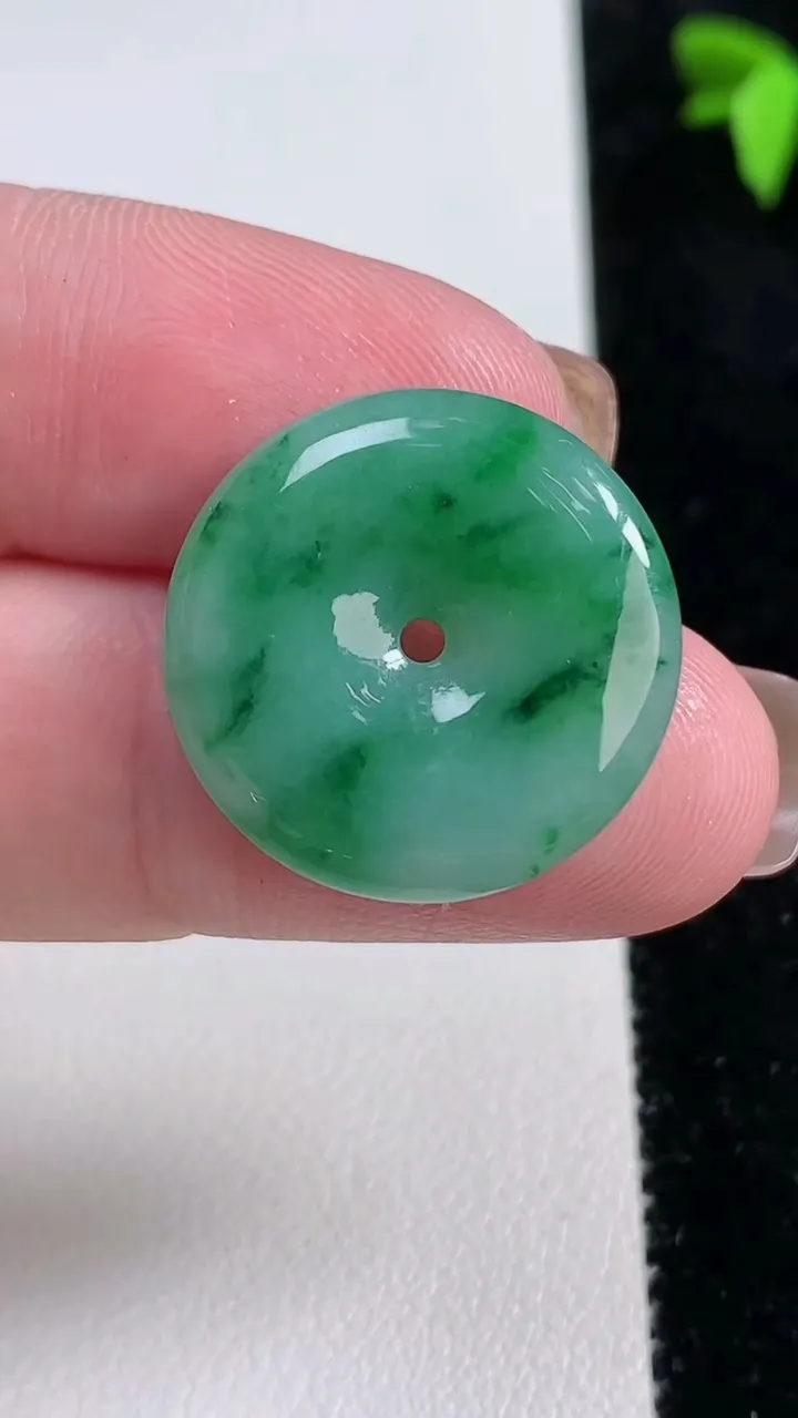 天然A货翡翠平安扣吊坠，尺寸21.7-4.2，重量:4.56g
11月13日