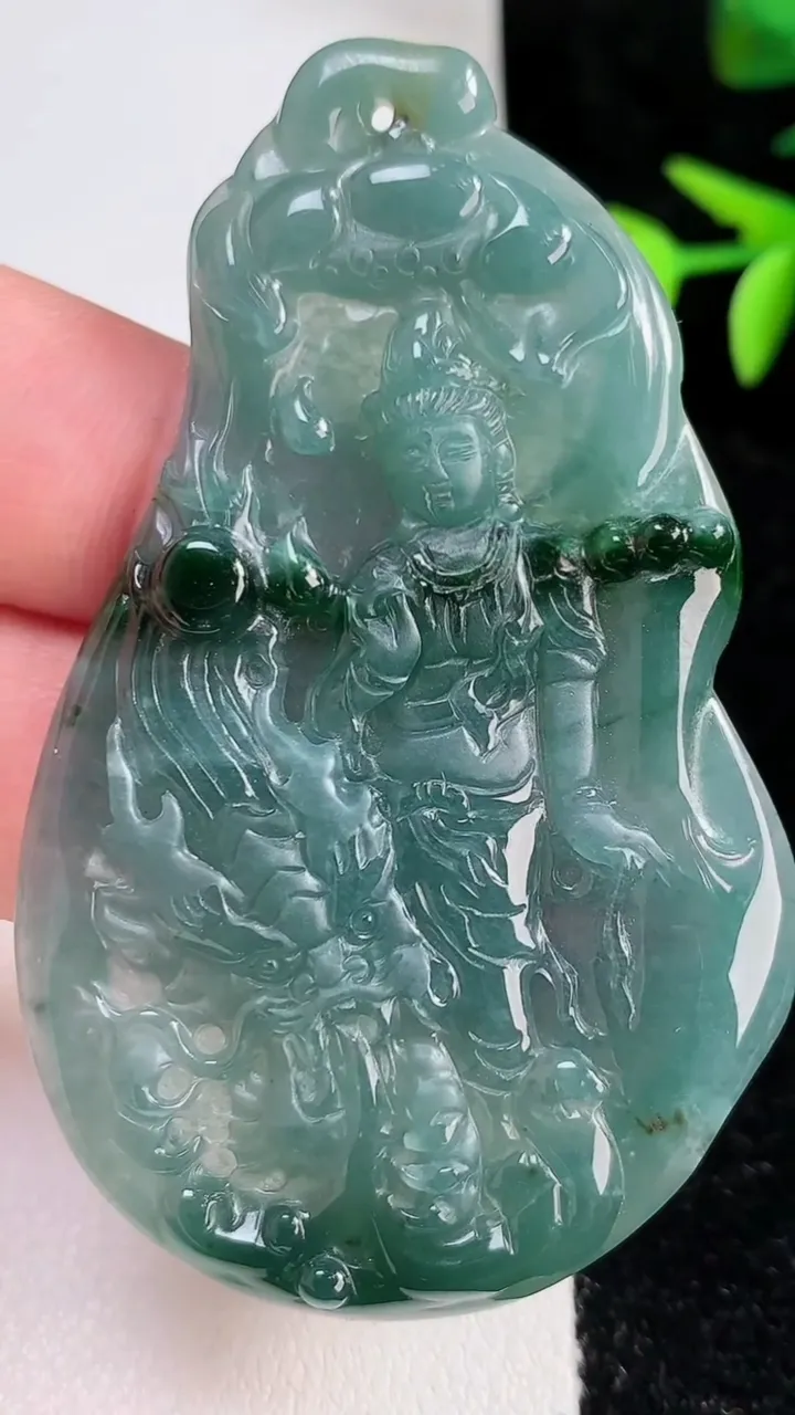 天然A货翡翠蓝水祥龙观音菩萨吊坠，尺寸66.6-40-5，重:20.46g
11月13日