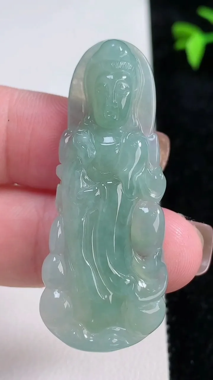 天然A货翡翠观音菩萨吊坠，尺寸50-20.2-5.6，重量:10.15g
11月13日