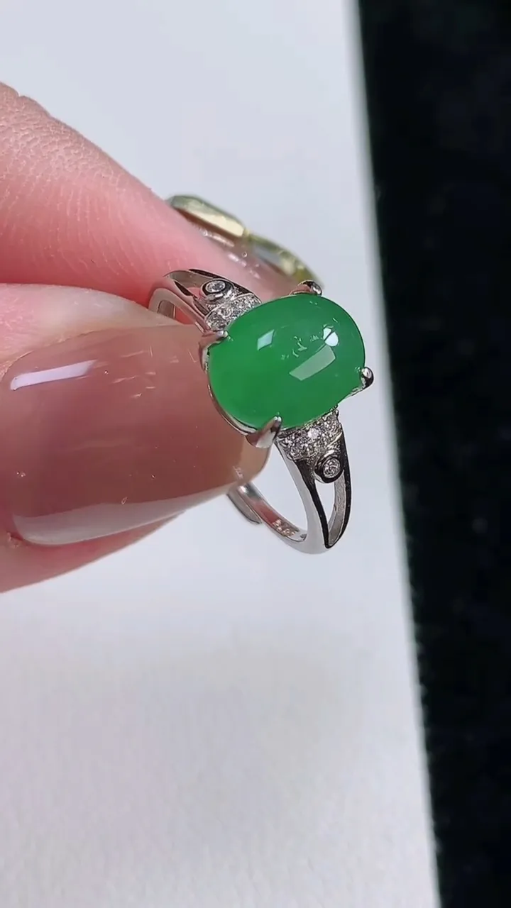 天然A货翡翠蛋面戒指，尺寸9-7，重:1.92g2025年11月13日
工厂直销收藏佳品,种好水足，色泽均匀，有种有色，上手高大气！