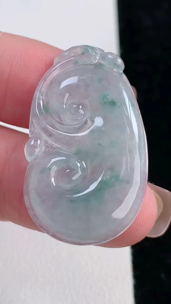 天然A货翡翠冰种飘花如意吊坠，尺寸35.5-21.3-3.4，重:5.06g
11月13日