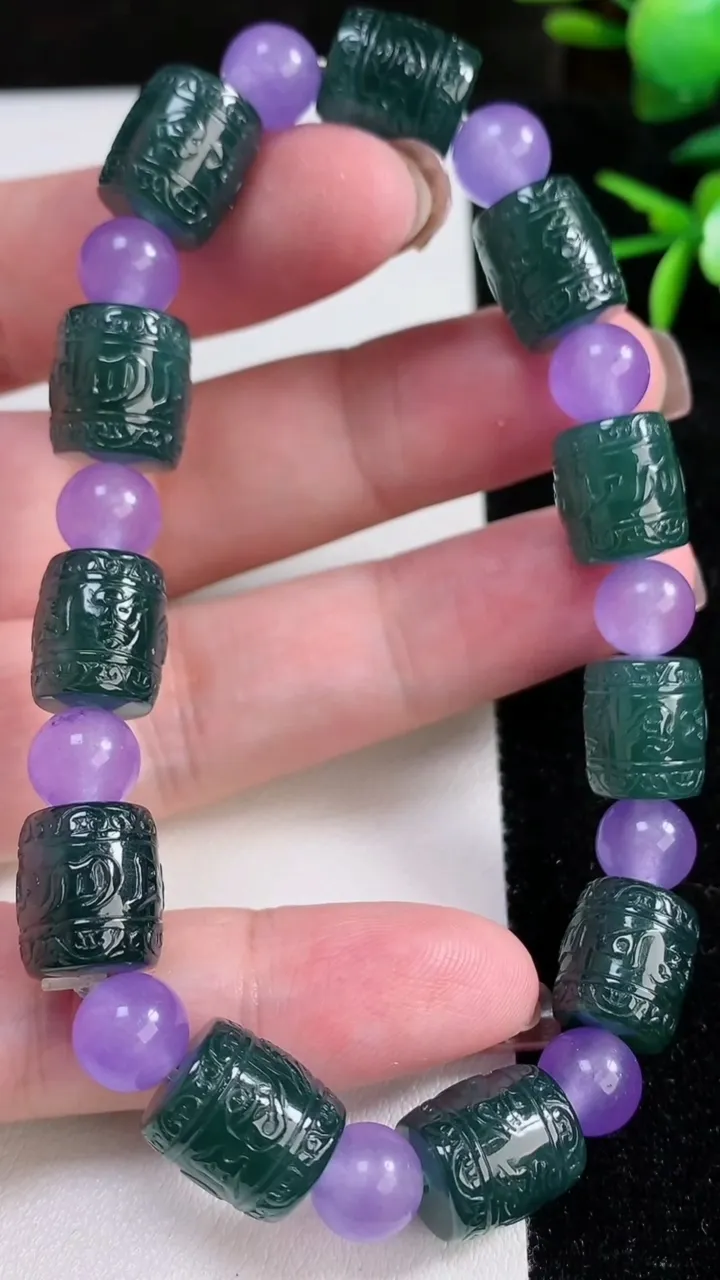 天然A货翡翠六字真言 路路通手串，尺寸11.6-10-11颗，重量:43.40g11月13日
工厂直