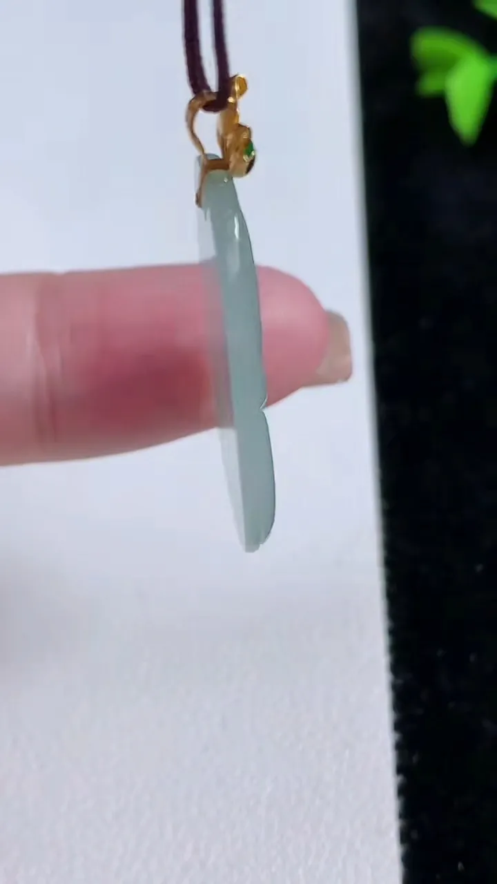 天然A货翡翠如意吊坠，尺寸29.2-18.2-2.6，重量:3.46g
11月13日