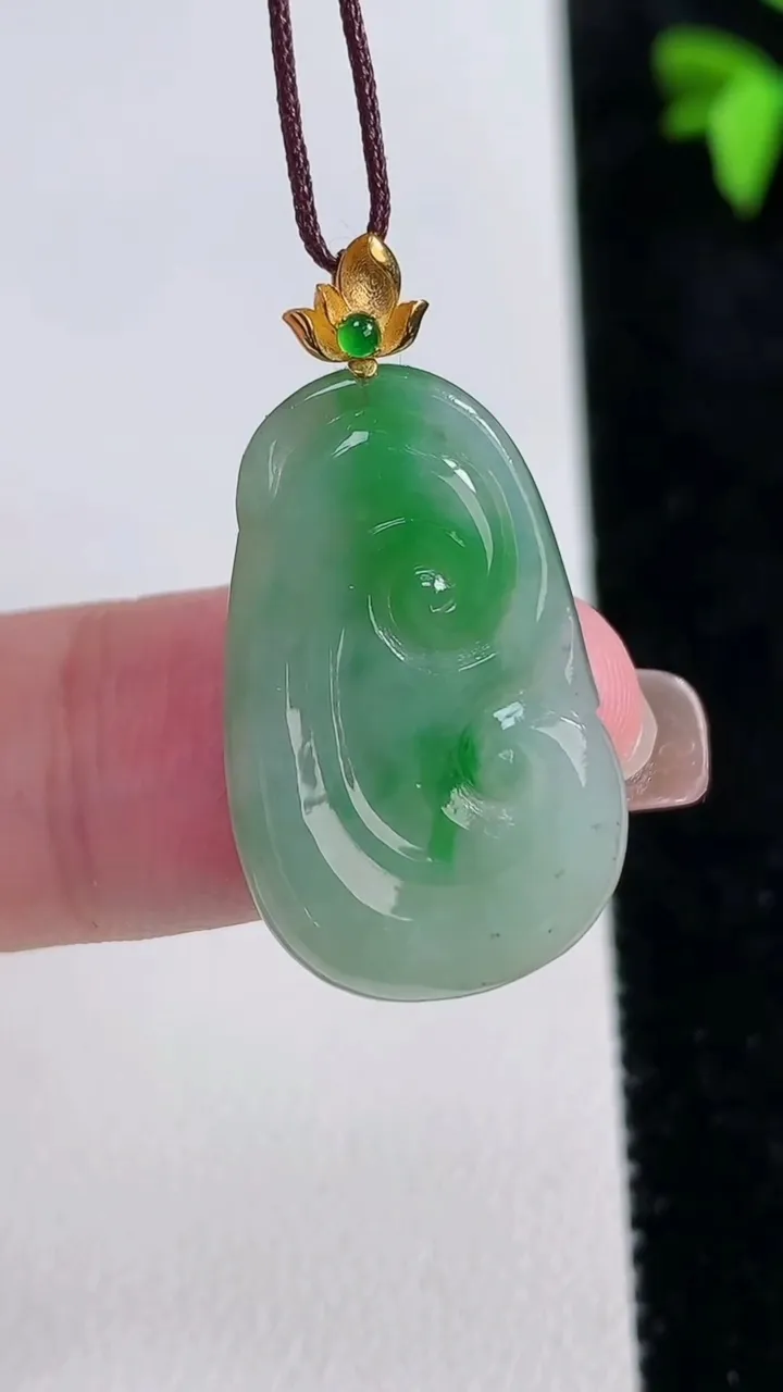 天然A货翡翠如意吊坠，尺寸25-15.8-2.8，重量:2.74g
11月13日
