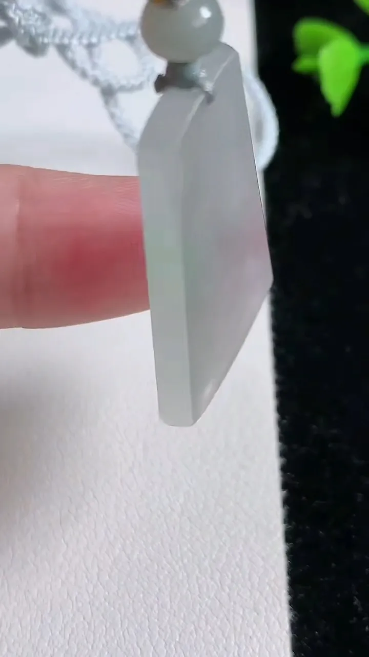 天然A货翡翠无事牌吊坠，尺寸37-21-3，重:7.75g
11月13日