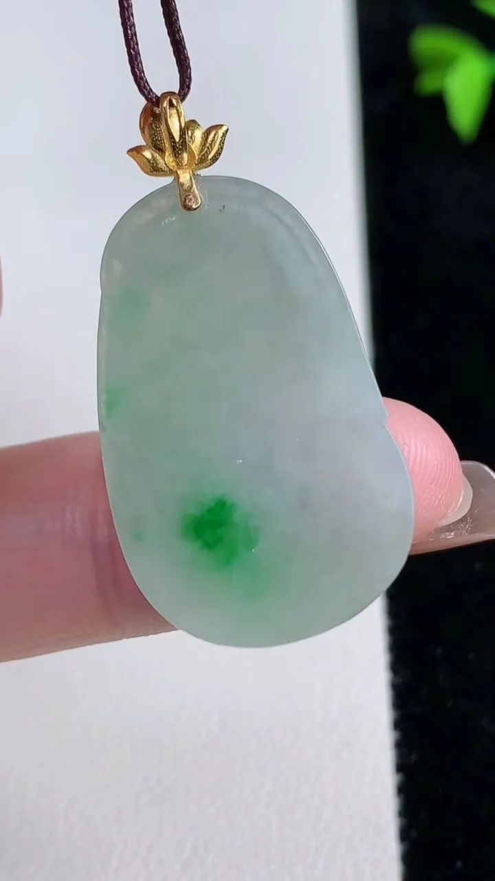 天然A货翡翠如意吊坠，尺寸29.2-18.2-2.6，重量:3.46g
11月13日