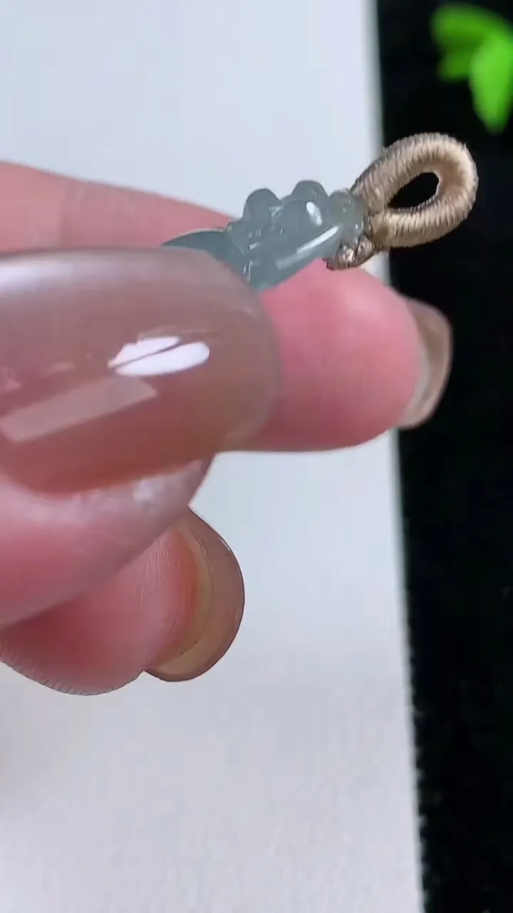 天然A货翡翠如意吊坠，尺寸35.3-25-6，重量:8.91g
11月13日