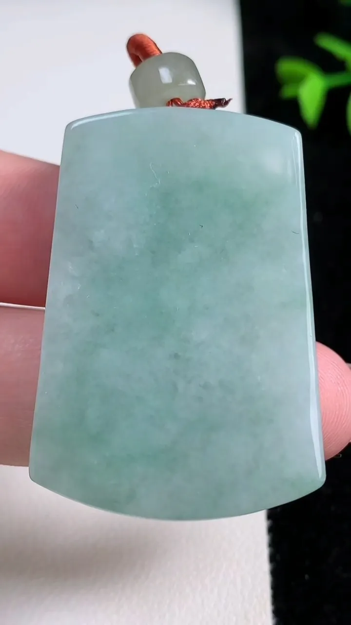 天然A货翡翠仿古无事牌吊坠，尺寸43.8-30.8-5.8，重量:22.93g
11月13日