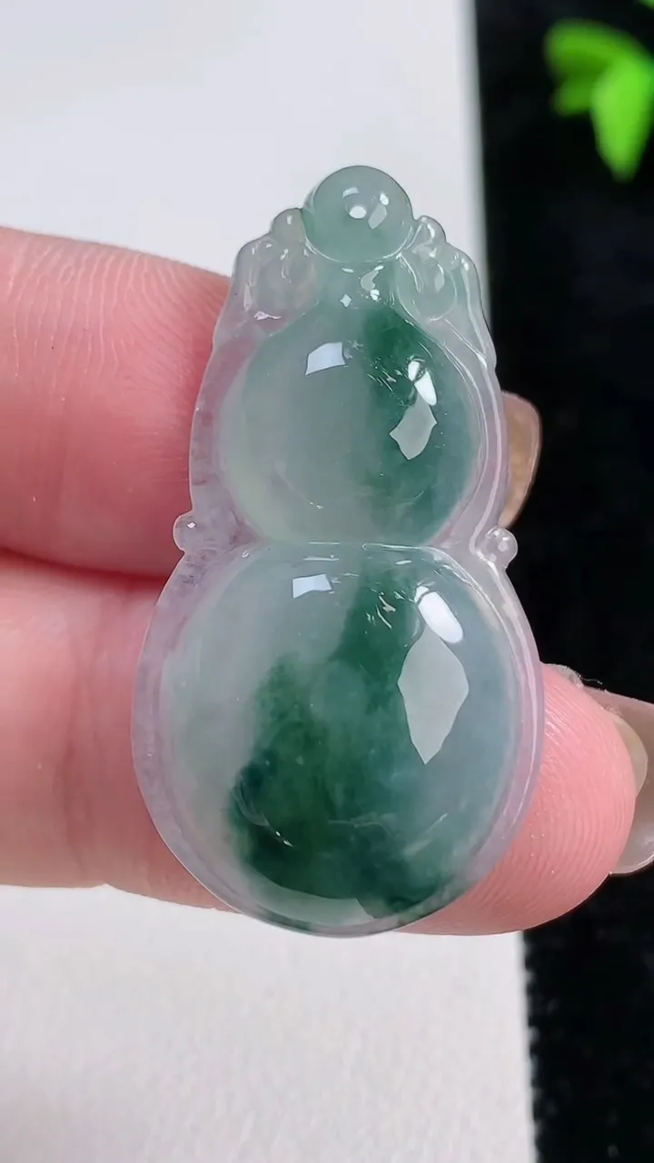 天然A货翡翠冰种飘花葫芦吊坠，尺寸37-19.8-5，重量:5.66g
11月13日