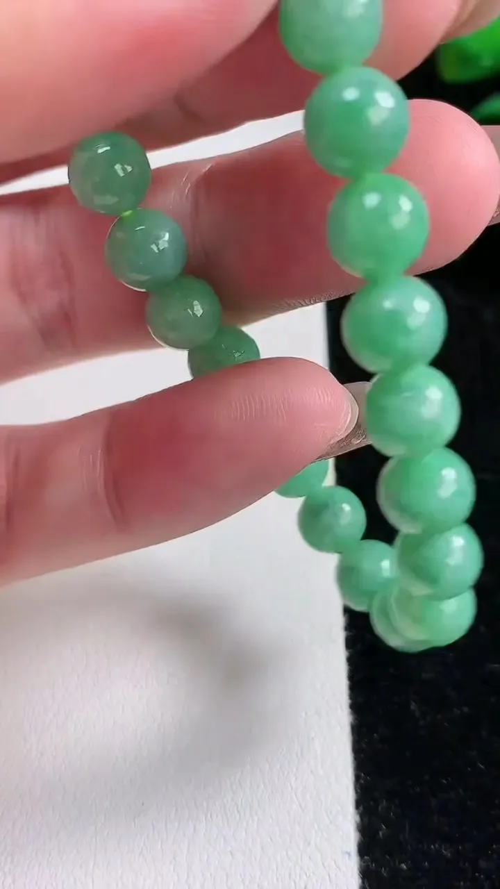 天然A货翡翠圆珠手串，尺寸7.4-25颗，重:19.68g11月13日
工厂直销收藏佳品,种好水足，色泽均匀，有种有色，上手高大气！