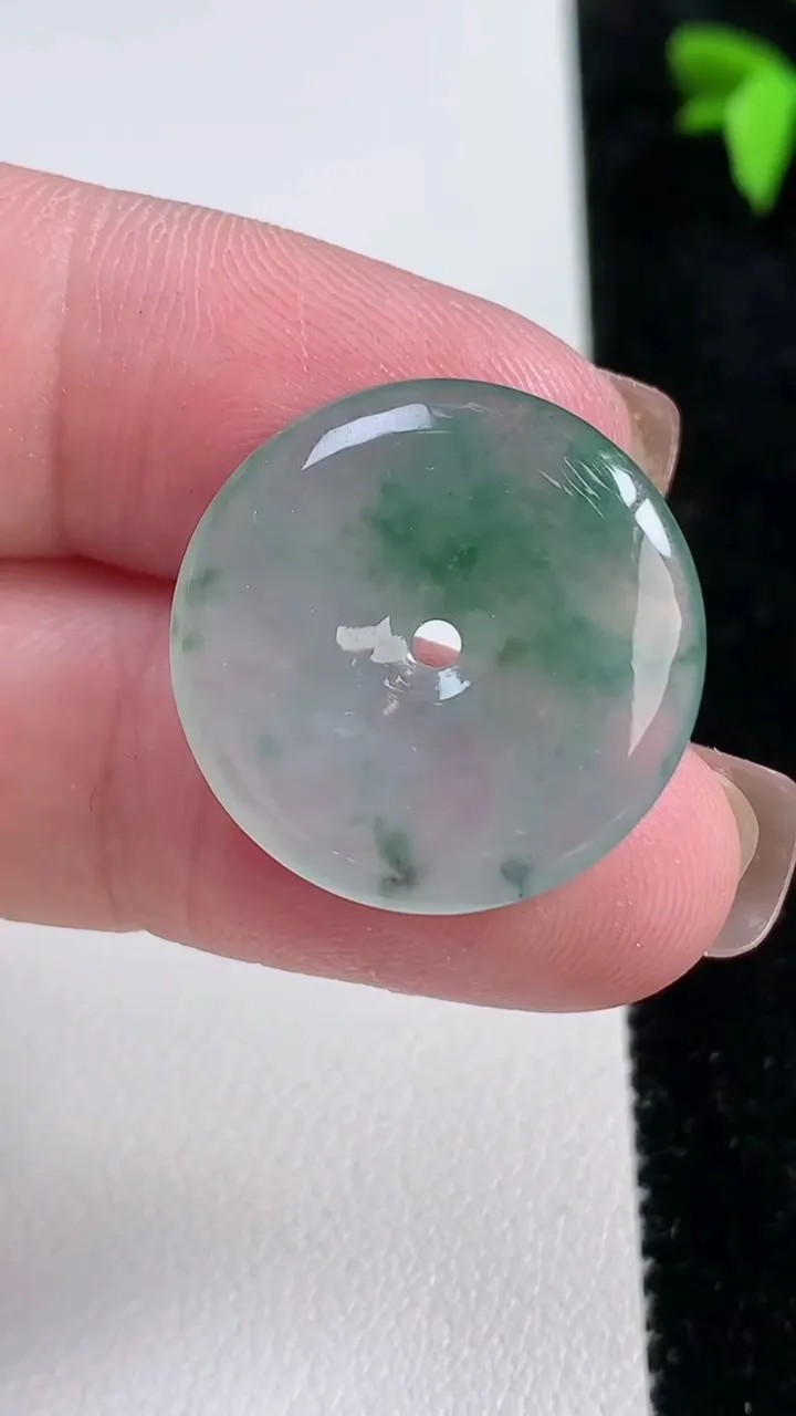 天然A货翡翠冰种飘花平安扣吊坠，尺寸22.6-3.5，重量:4.25g
11月13日