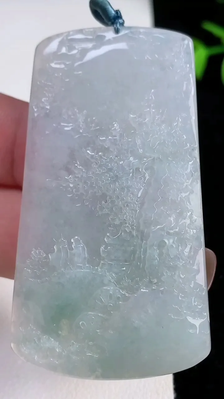 天然A货翡翠山水牌吊坠，尺寸63.3-35-5，重量:24.80g
11月13日