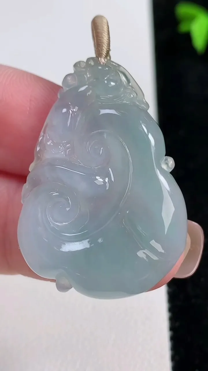 天然A货翡翠如意吊坠，尺寸35.3-25-6，重量:8.91g
11月13日