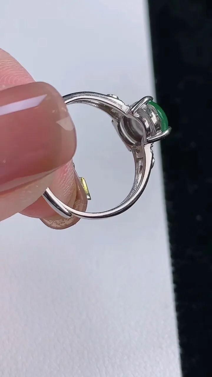 天然A货翡翠蛋面戒指，尺寸9-7，重:1.92g2025年11月13日
工厂直销收藏佳品,种好水足，色泽均匀，有种有色，上手高大气！