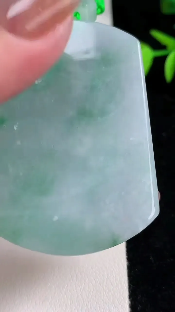 天然A货翡翠仿古无事牌吊坠 尺寸54-40-5.8，重:36.10g
11月13日