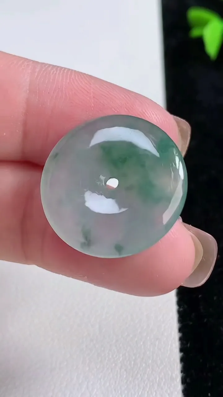 天然A货翡翠冰种飘花平安扣吊坠，尺寸22.6-3.5，重量:4.25g
11月13日