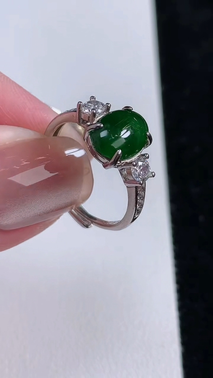 天然A货翡翠蛋面戒指，尺寸10-7，重:0.41g2025年11月13日
工厂直销收藏佳品,种好水足，色泽均匀，有种有色，上手高大气！