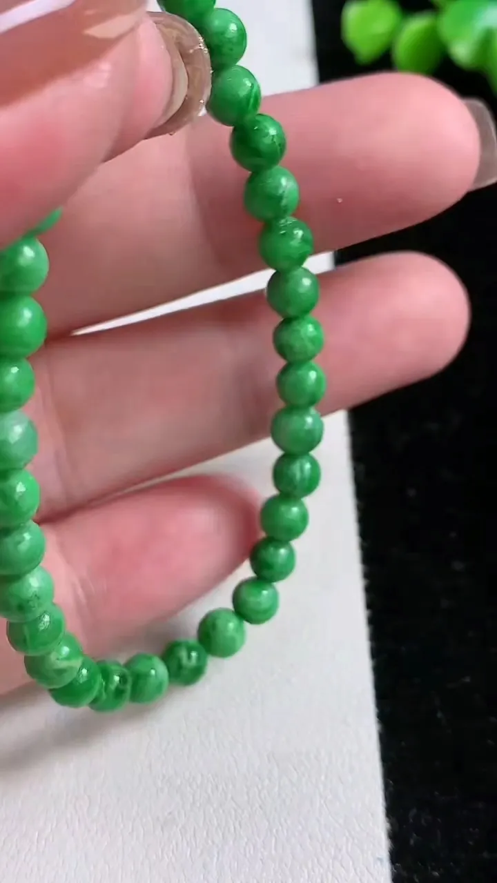天然A货翡翠圆珠手串，尺寸5.5-34颗，重:8.11g11月13日
工厂直销收藏佳品,种好水足，色泽均匀，有种有色，上手高大气！