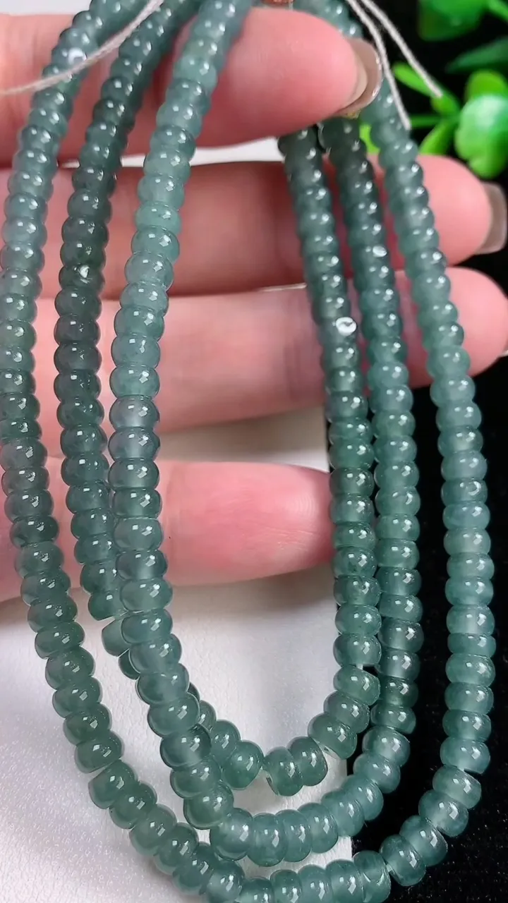 天然A货翡翠算盘珠项链，尺寸5.2-124颗，重:42.47g11月13日
工厂直销收藏佳品,种好水足，色泽均匀，有种有色，上手高大气！