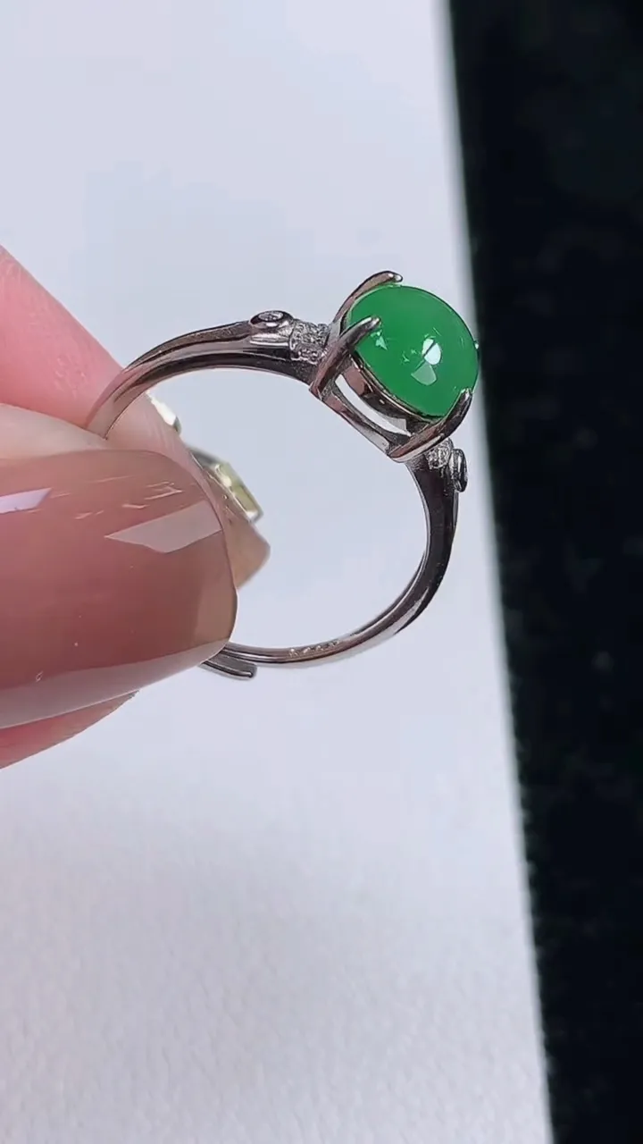 天然A货翡翠蛋面戒指，尺寸9-7，重:1.92g2025年11月13日
工厂直销收藏佳品,种好水足，色泽均匀，有种有色，上手高大气！