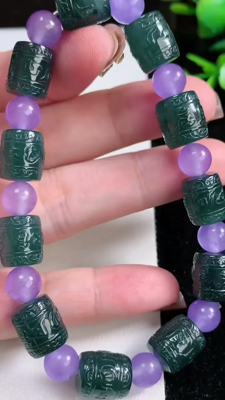 天然A货翡翠六字真言 路路通手串，尺寸11.6-10-11颗，重量:43.40g11月13日
工厂直销收藏佳品,种好水足，色泽均匀，有种有色，上手高大气！