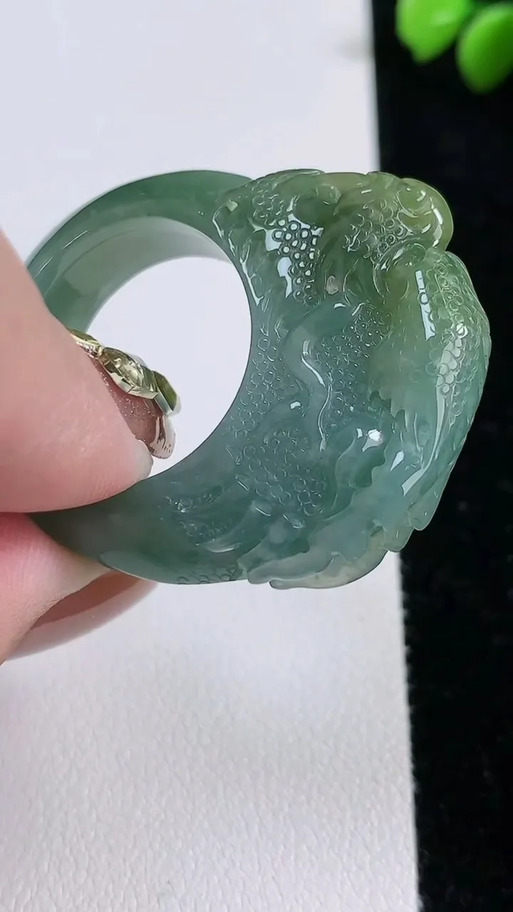 天然A货翡翠龙头指环扳指，尺寸21.6-8.8-17，重:19.07g2025年11月13日
工厂直销收藏佳品,种好水足，色泽均匀，有种有色，上手高大气！