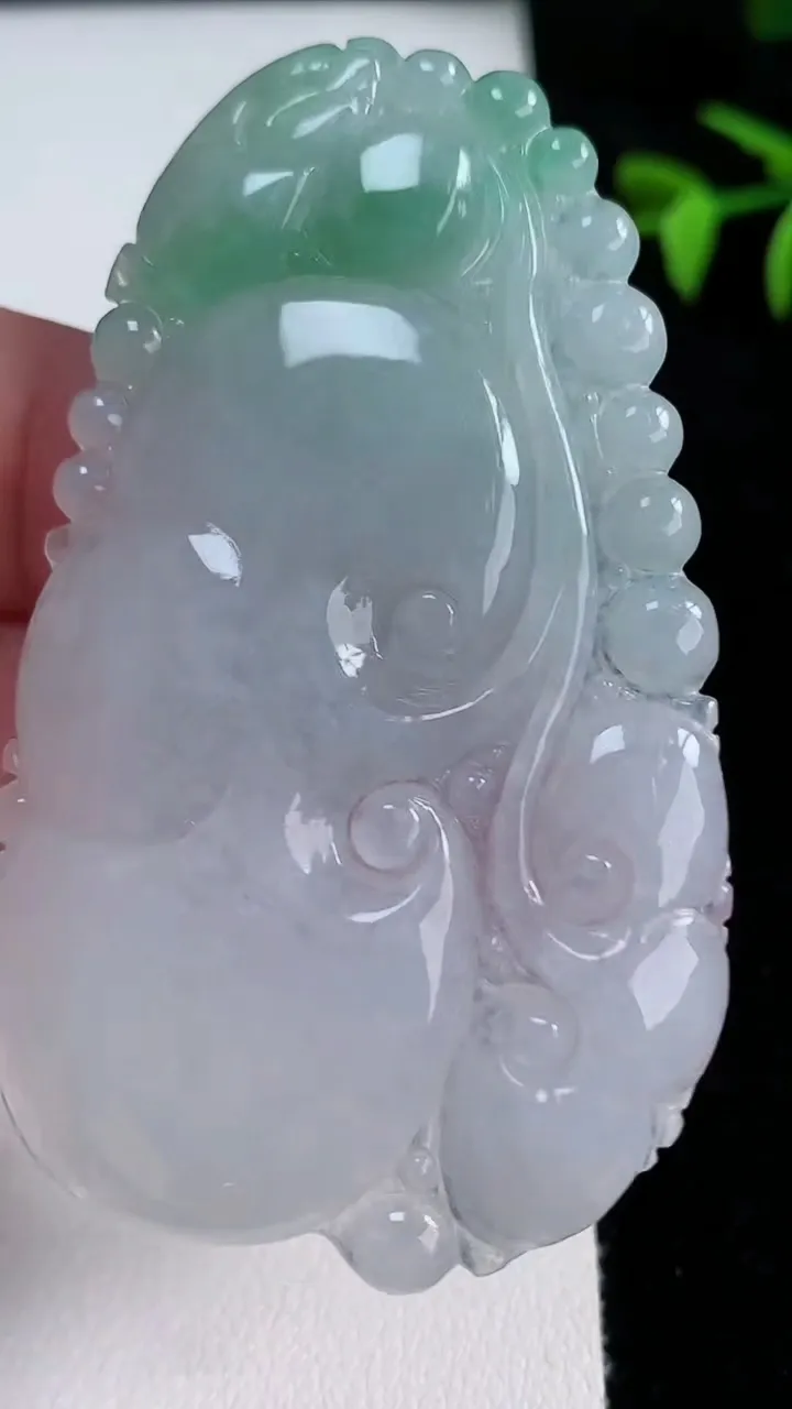 天然A货翡翠如意吊坠，尺寸65.6-38.4-4，重量:21.32g
11月13日