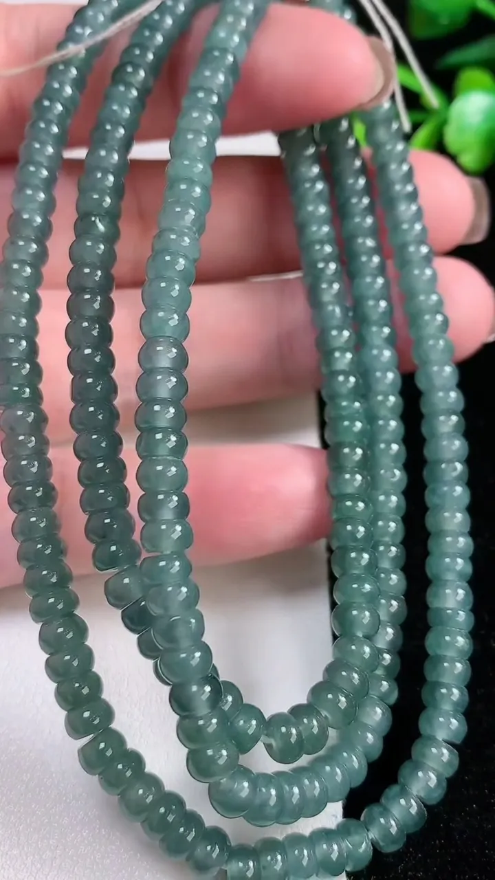 天然A货翡翠算盘珠项链，尺寸5.2-124颗，重:42.47g11月13日
工厂直销收藏佳品,种好水足，色泽均匀，有种有色，上手高大气！