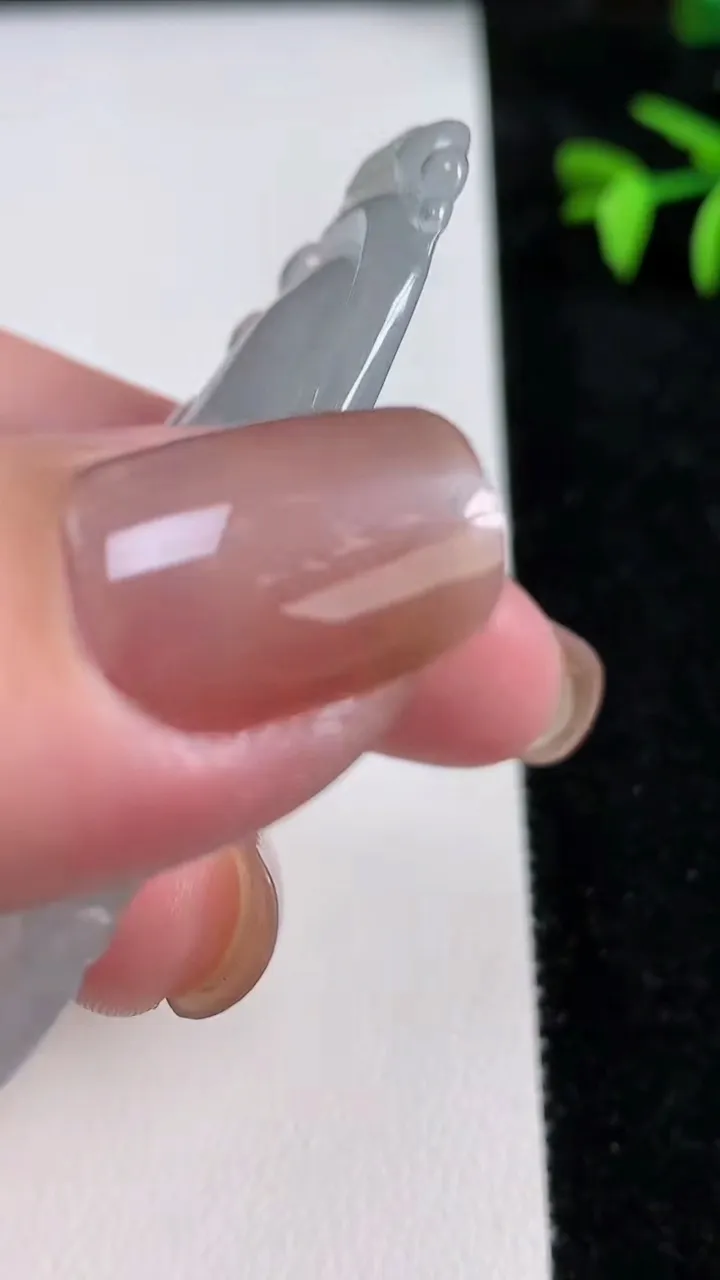 天然A货翡翠如意吊坠，尺寸62.2-36.8-5.3，重量:20.81g
11月13日