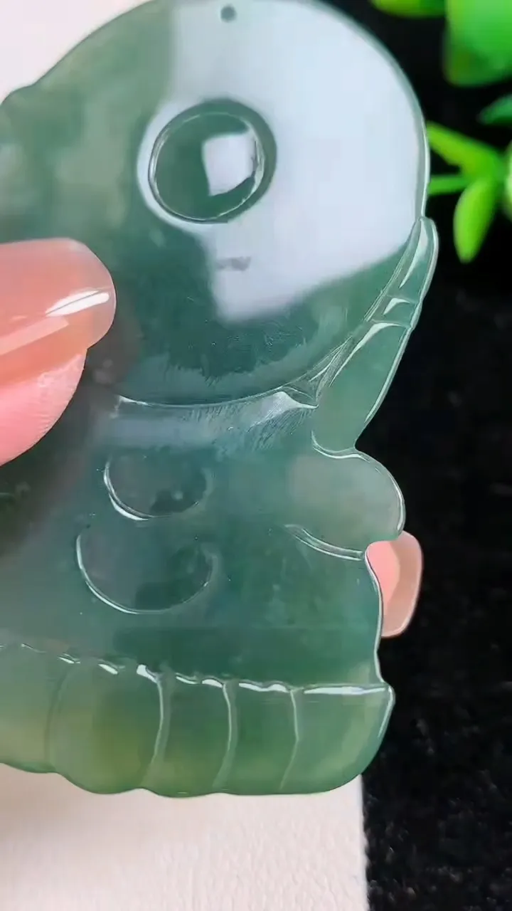 天然A货翡翠度母观音吊坠，尺寸69.8-41.7-6.6，重:32.67g
11月13日