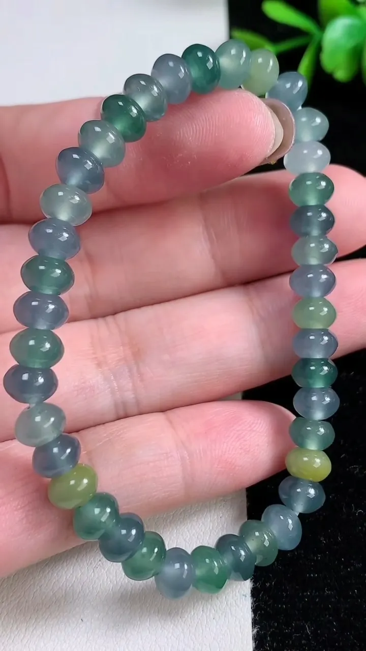 天然A货翡翠算盘珠手串，尺寸6.5-4.2-39颗，重量:15.90g11月14日
工厂直销收藏佳品,种好水足，色泽均匀，有种有色，上手高大气！