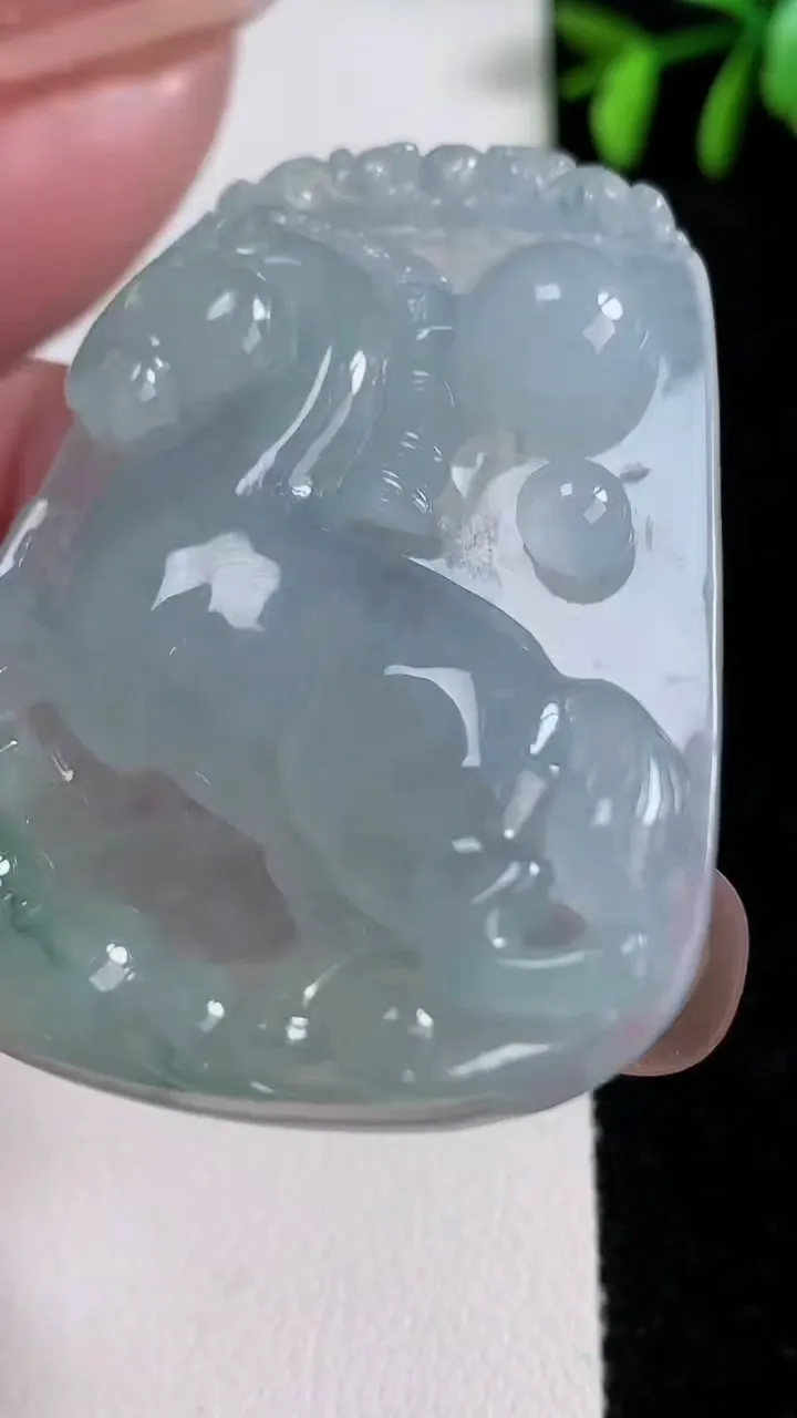 天然A货翡翠冰种飘花生肖马吊坠，尺寸50-33-8.8，重量:34.00g
11月14日