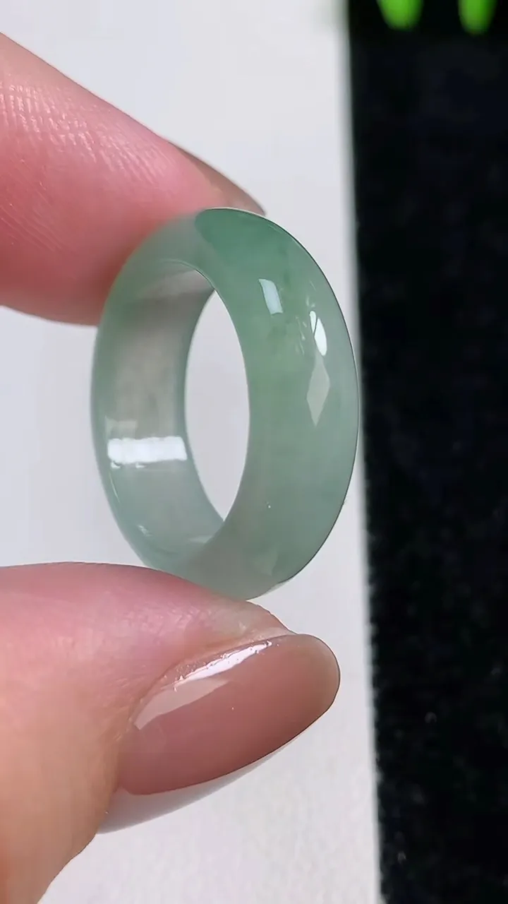 天然A货翡翠冰种飘花指环戒指，尺寸17.7-6.5-3.2，重量:4.10g2025年11月14日
工厂直销收藏佳品,种好水足，色泽均匀，有种有色，上手高大气！