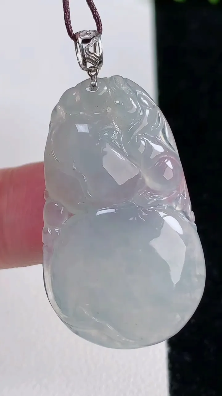 天然A货翡翠种白冰葫芦吊坠，尺寸35.8-21.3-5，重量:7.12g
11月14日