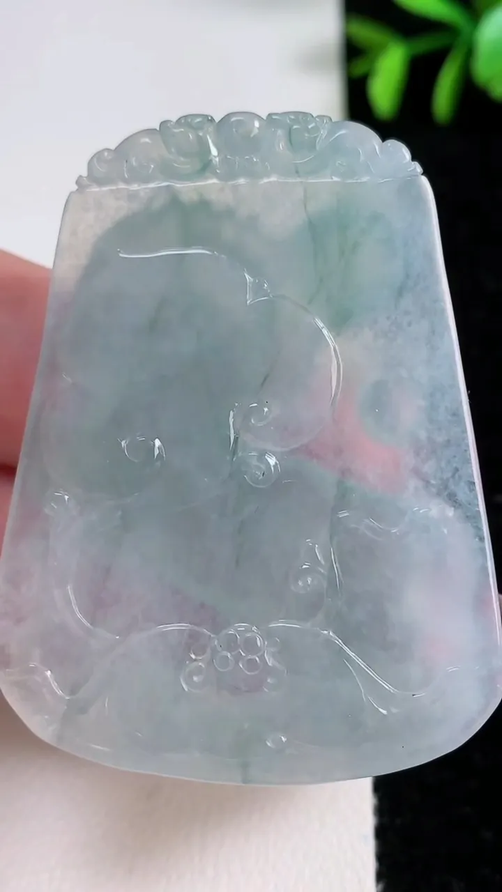 天然A货翡翠冰种飘花生肖马吊坠，尺寸53.5-41.5-7.8，重量:33.14g
11月14日