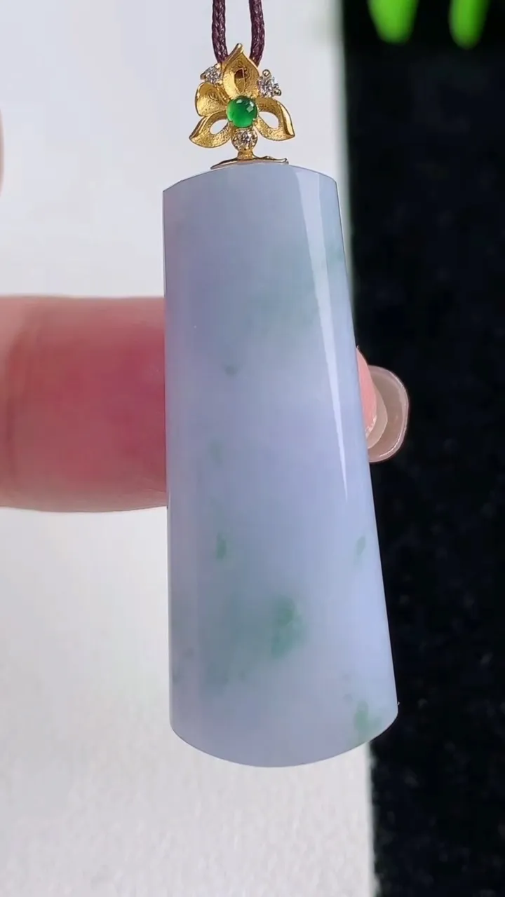 天然A货翡翠18K金紫罗兰无事牌吊坠，尺寸35.8-14-6，重量:7.59g
11月14日