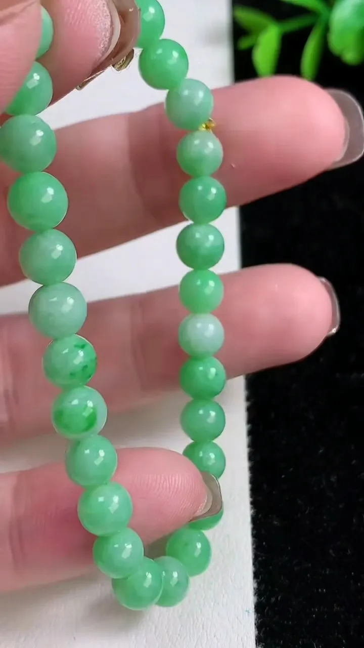 天然A货翡翠圆珠手串，尺寸6.2-30颗，重量:12.30g11月14日
工厂直销收藏佳品,种好水足，色泽均匀，有种有色，上手高大气！