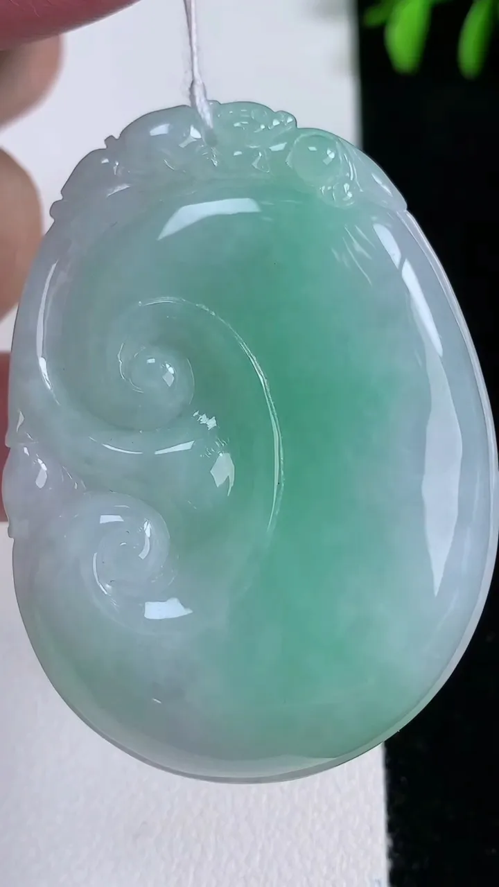 天然A货翡翠如意吊坠，尺寸51-37-6.4，重量:27.14g
11月14日