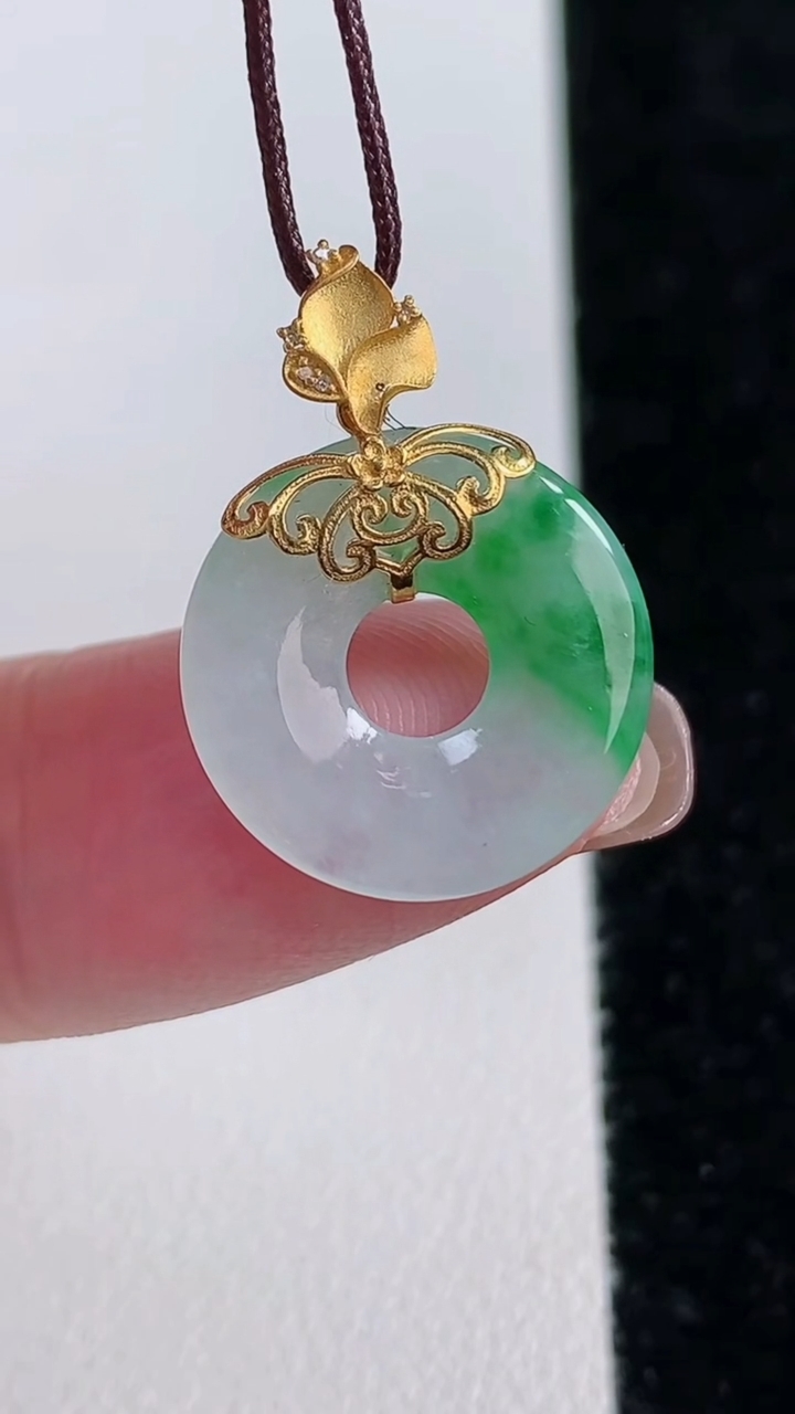 天然A货翡翠平安环吊坠，尺寸16.6-2.3，重量:1.57g
11月14日