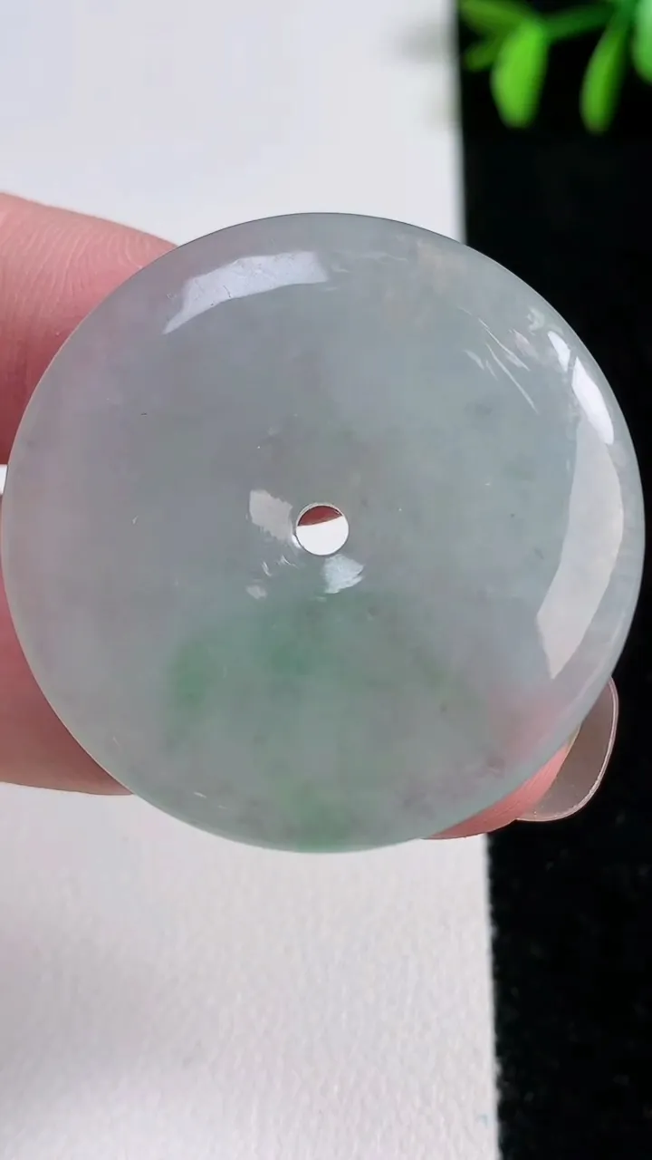 天然A货翡翠平安扣吊坠，尺寸36-5.6，重量:16.36g
11月14日