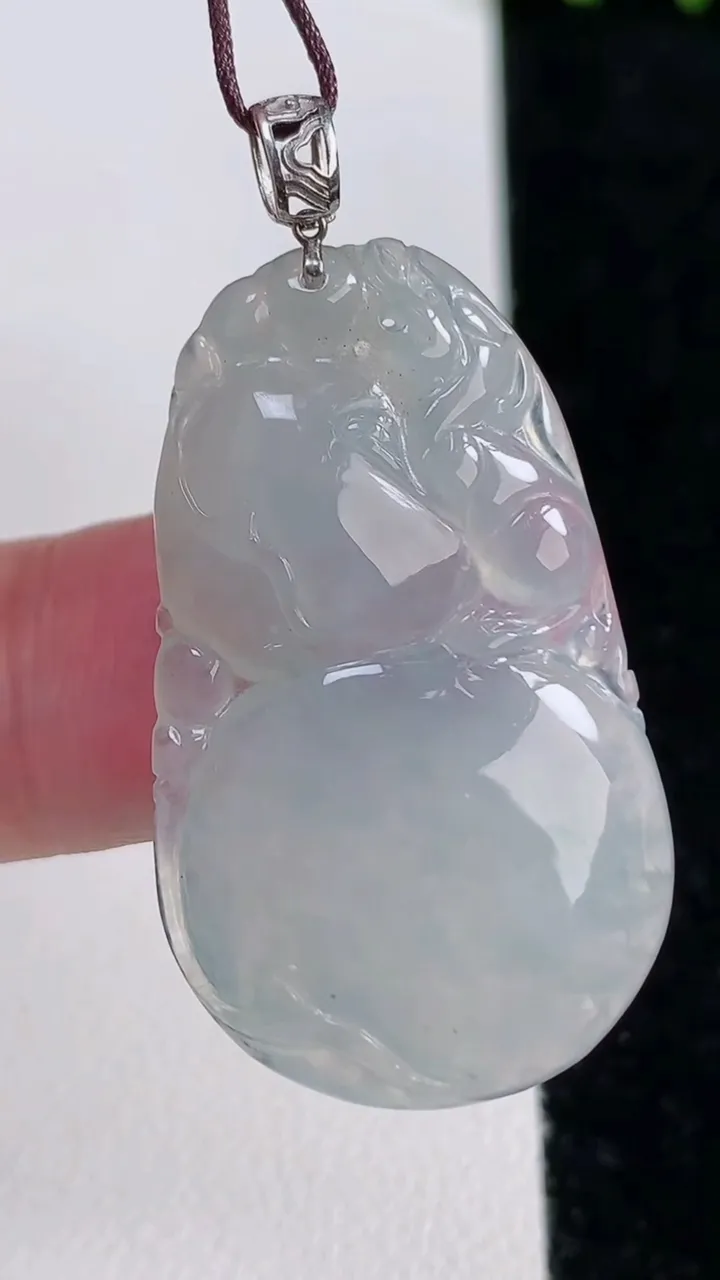 天然A货翡翠种白冰葫芦吊坠，尺寸35.8-21.3-5，重量:7.12g
11月14日
