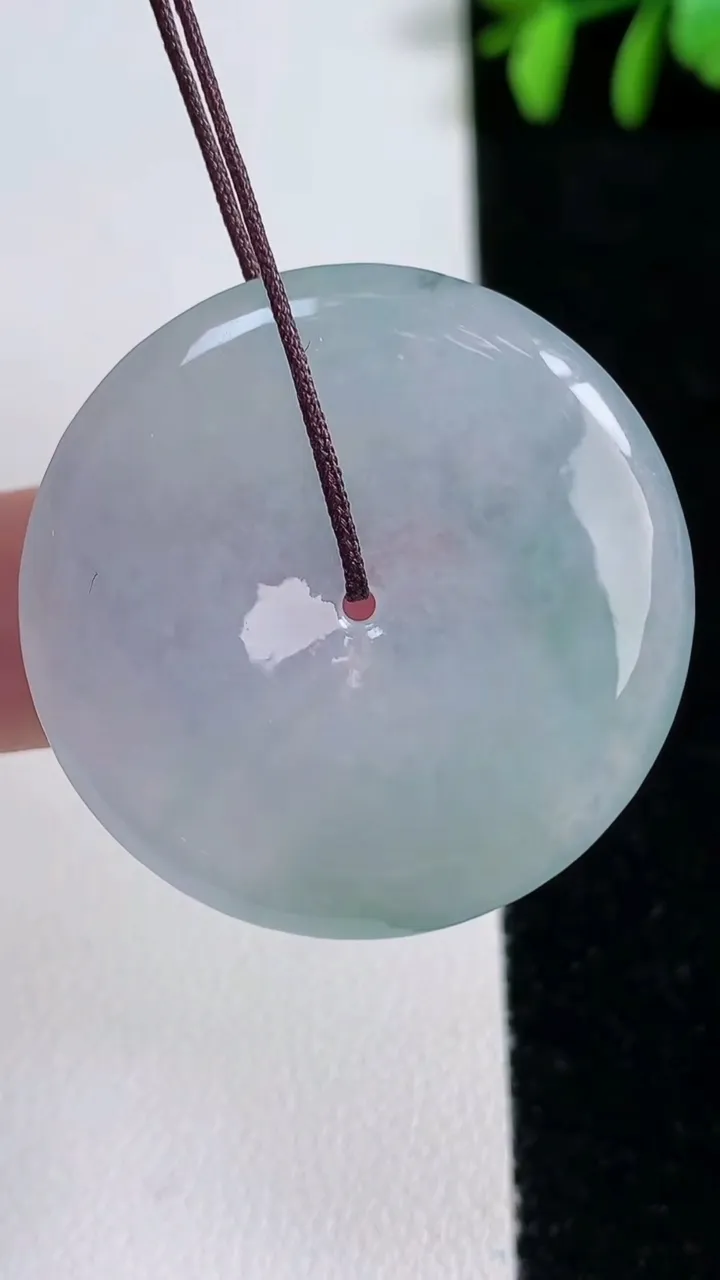 天然A货翡翠冰种飘花平安扣吊坠，尺寸33.6-4.8，重量:12.31g
11月14日