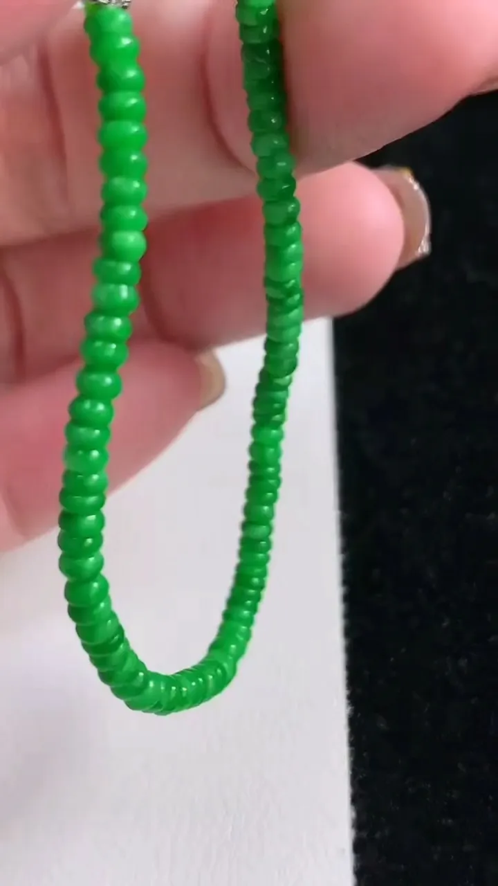 天然A货翡翠算盘珠手串，尺寸2.8-1.3，重量:4.44g11月14日
工厂直销收藏佳品,种好水足，色泽均匀，有种有色，上手高大气！