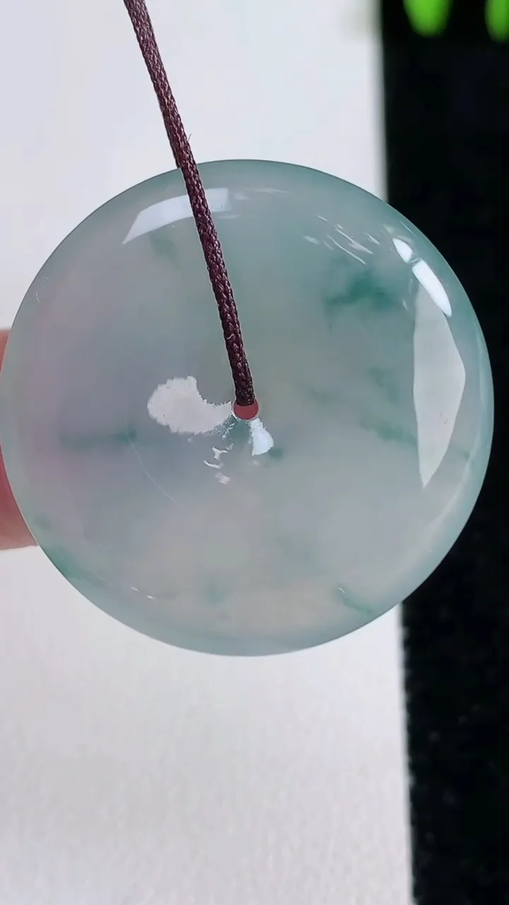 天然A货翡翠冰种飘花平安扣吊坠，尺寸29-5.2，重量:9.29g
11月14日