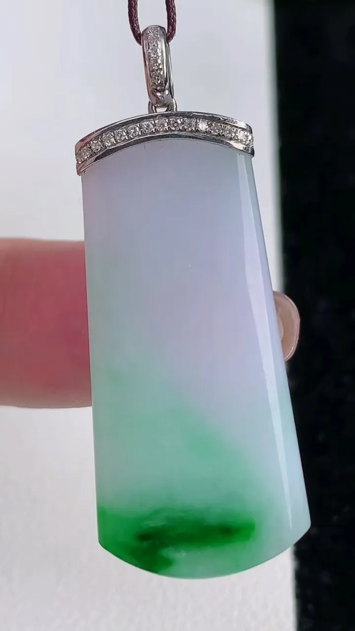 天然A货翡翠无事牌吊坠，尺寸35.4-16.7-4，重量:6.93g
11月14日