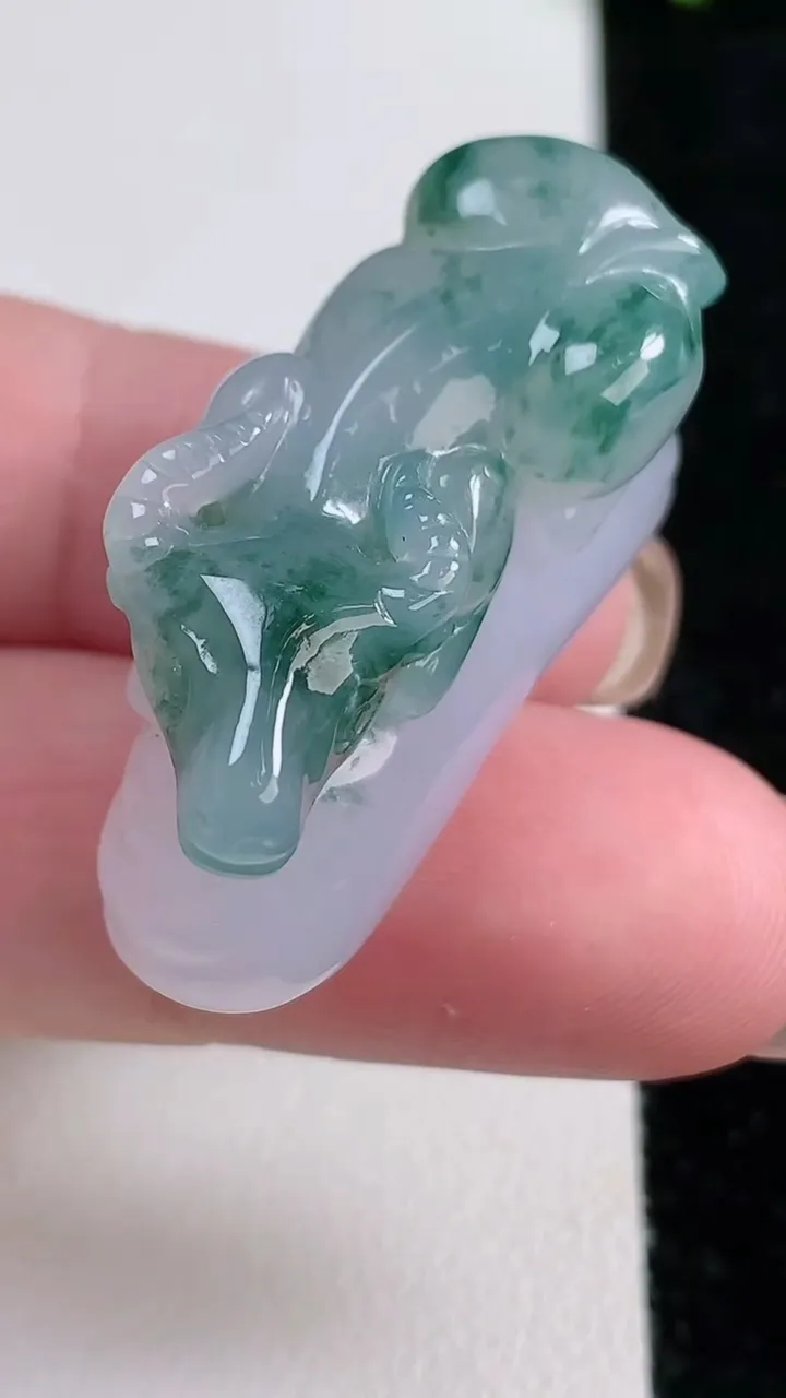 天然A货翡翠冰种飘花生肖牛吊坠，尺寸34.7-14.3-18，重量19.68g
11月14日