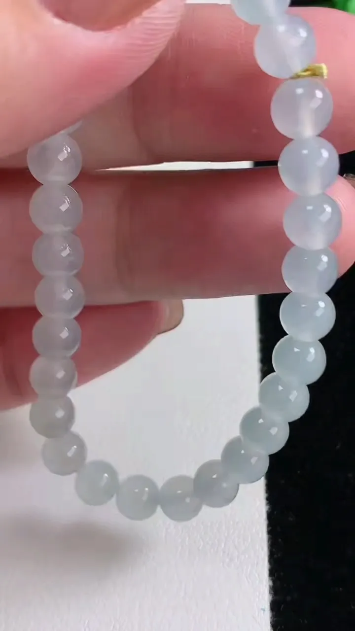 天然A货翡翠种白冰圆珠手串，尺寸5.8-29颗，重量:11.68g11月14日
工厂直销收藏佳品,种好水足，色泽均匀，有种有色，上手高大气！