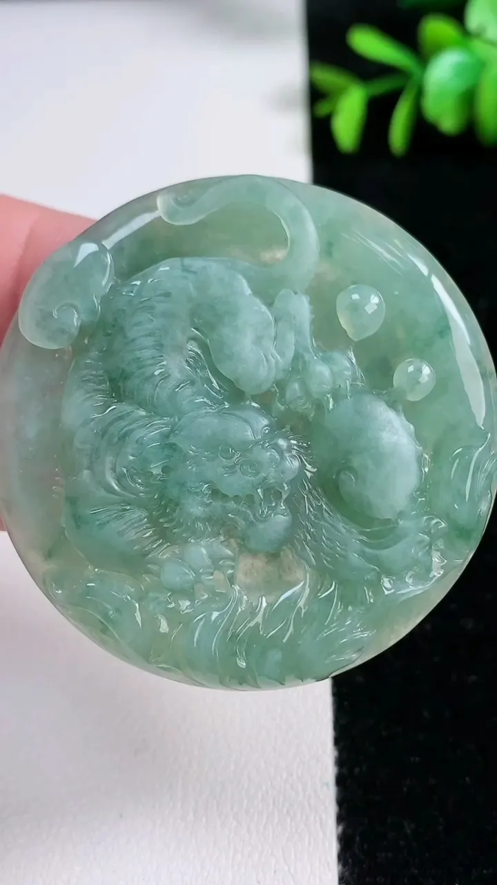 天然A货翡翠生肖虎吊坠，尺寸48.8-5.8，重量:26.82g
11月14日