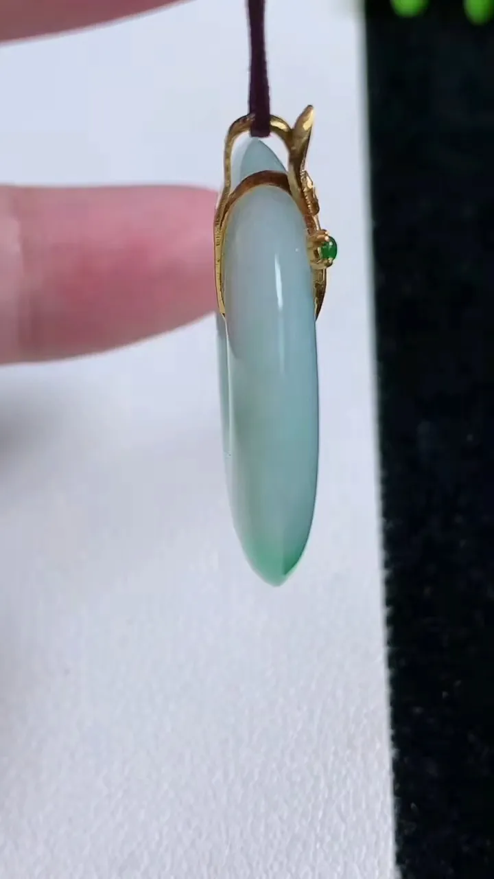 天然A货翡翠平安扣吊坠，尺寸31.5-5.4，重量:12.00g
11月14日